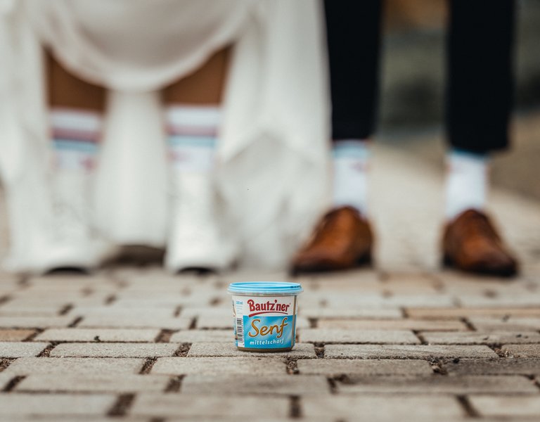 Bautzner Hochzeitsfoto Becher am Boden