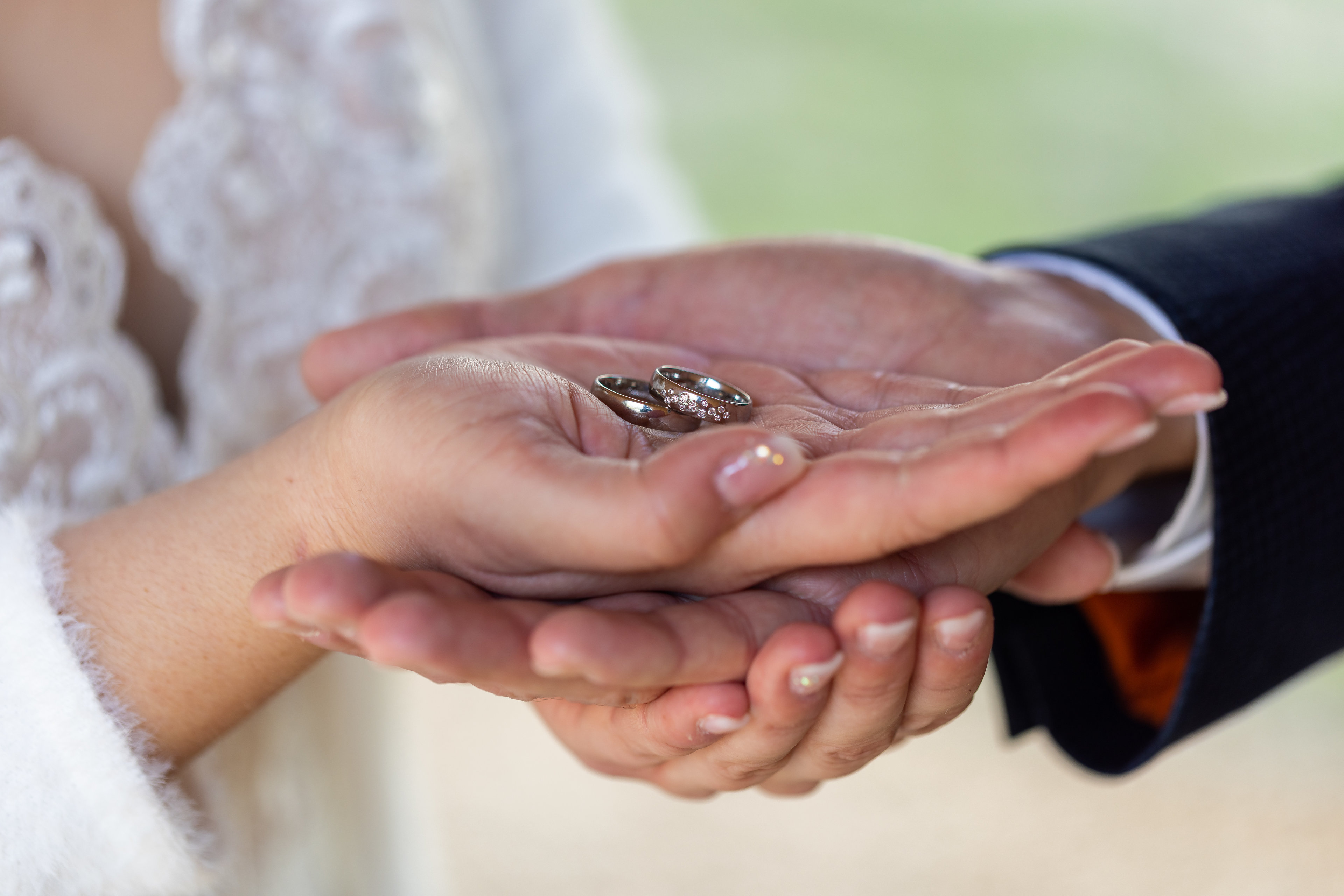 Bautzner Hochzeitsfoto Ringe in der Hand