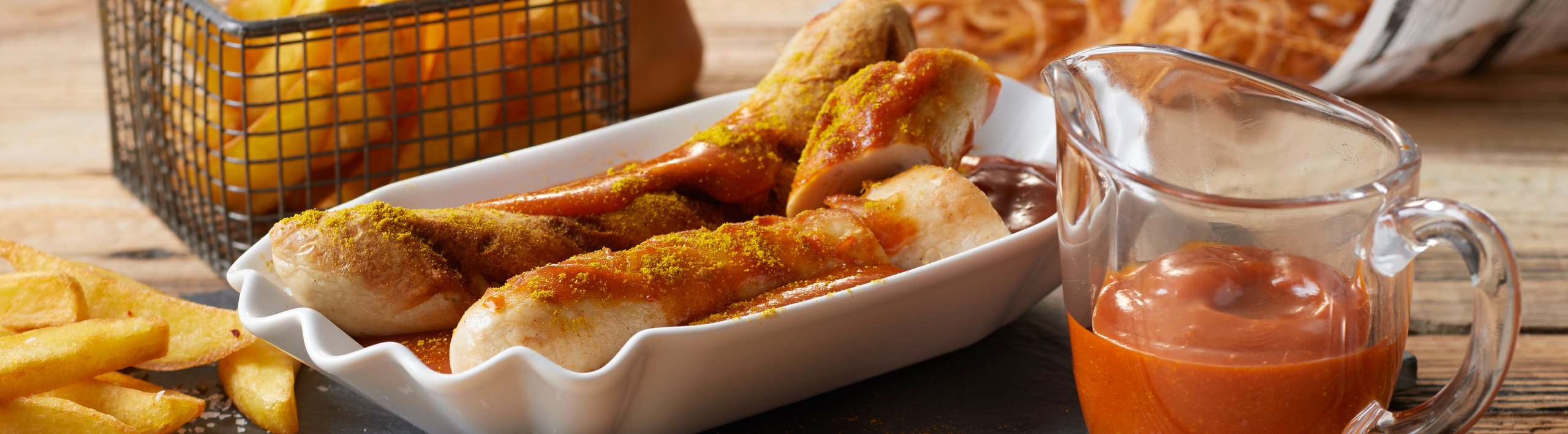 Currywurst mit Pommes mit Bautz'ner Currysauce