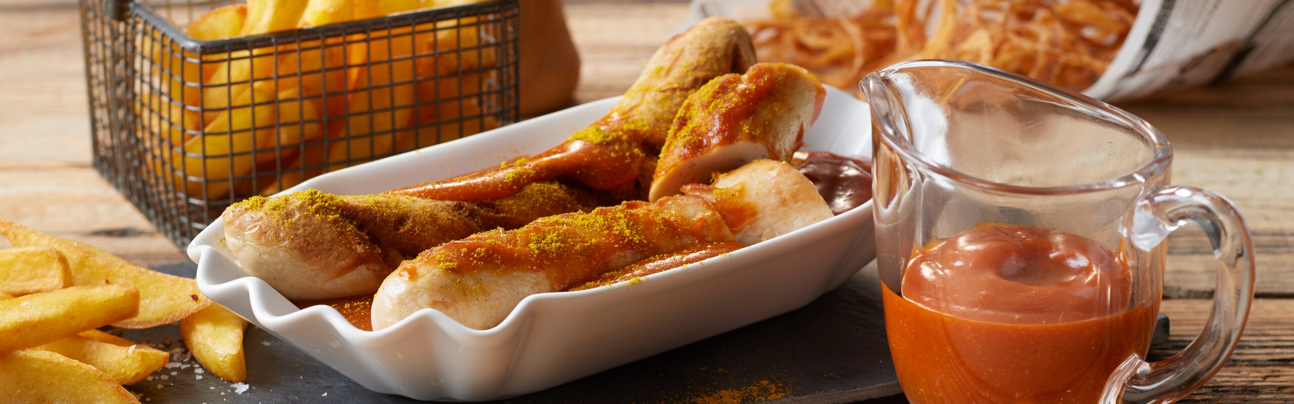Currywurst mit Pommes mit Bautz'ner Currysauce