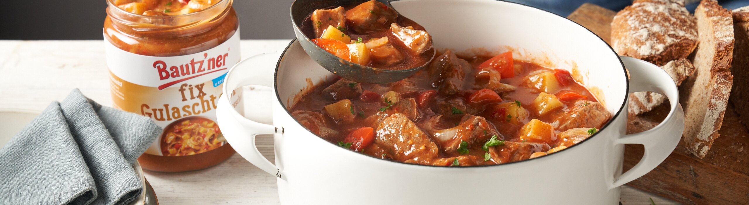 Bautzner fix Gerichte: Gulasch im Topf mit Schöpfkelle