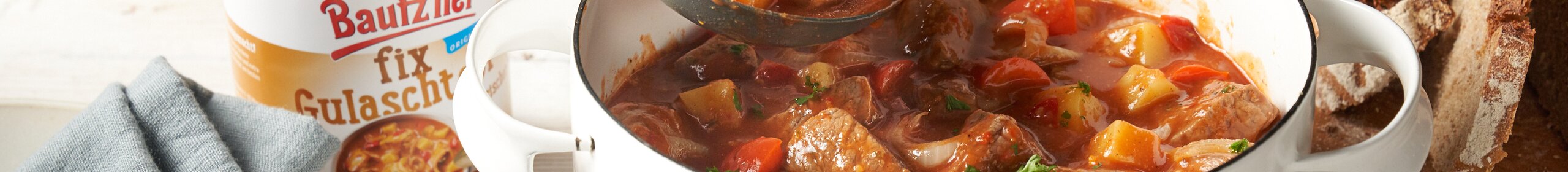 Bautzner fix Gerichte: Gulasch im Topf mit Schöpfkelle