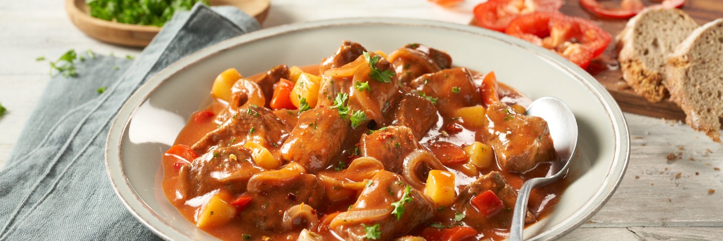 Bautzner fix Gericht: Gulaschtopf mit Brot und Paprika