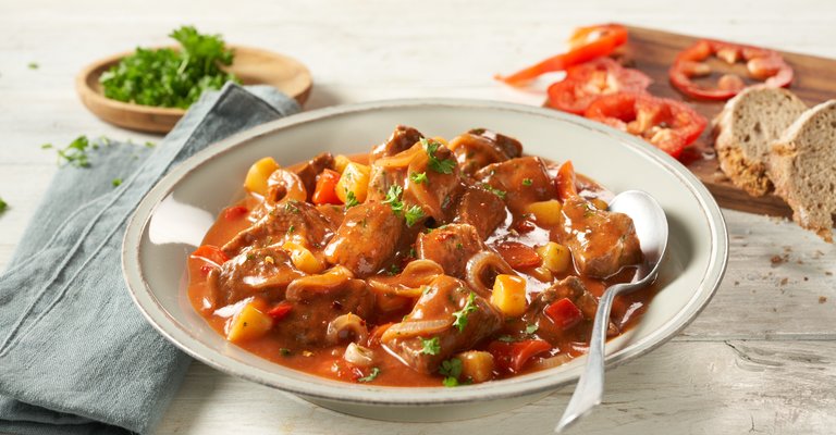 Bautzner fix Gericht: Gulaschtopf mit Brot und Paprika