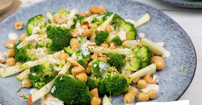 Bautzner Brokkolisalat mit Kräuterdressing