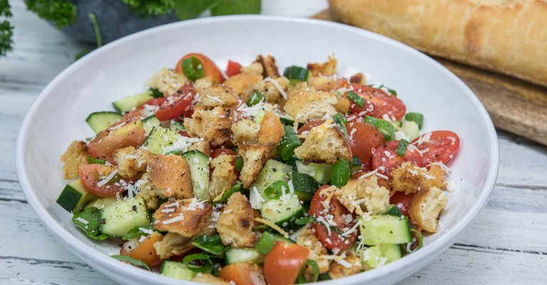 Brotsalat mit Tomaten und Gurken