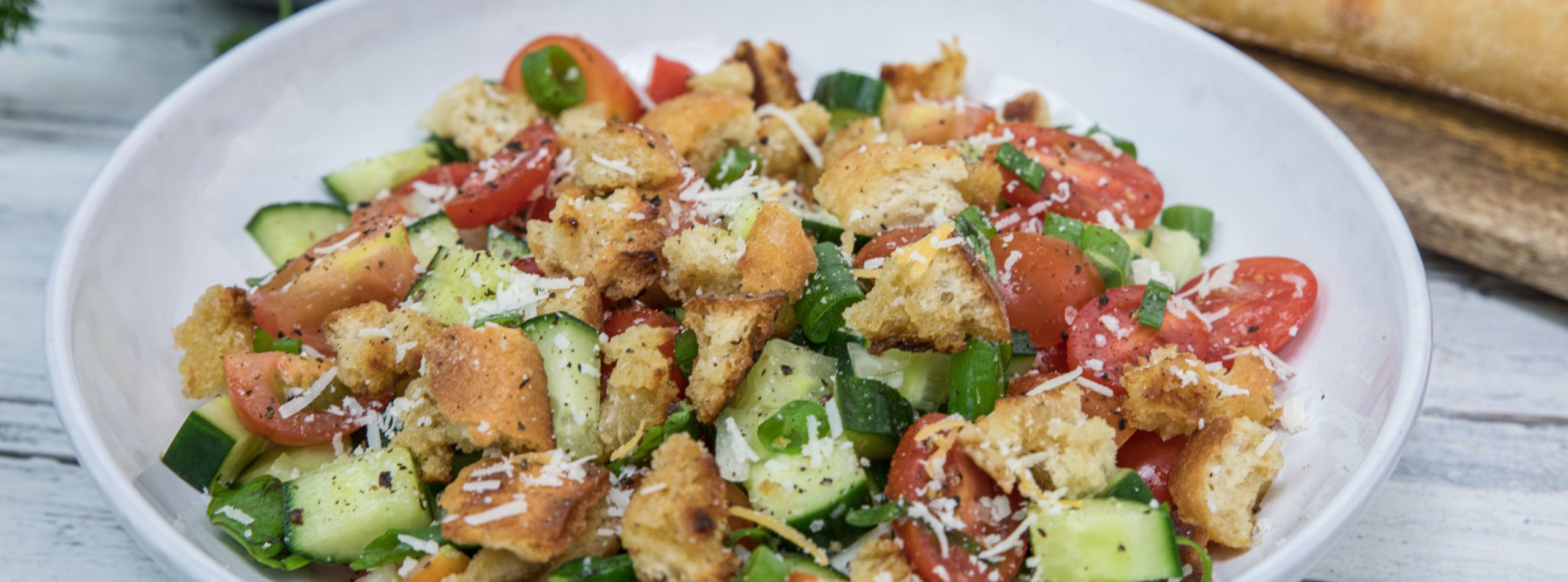 Brotsalat mit Tomaten und Gurken