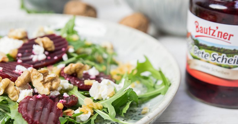 Salat mit Feta Walnüssen und Bautzner Rote Bete Scheiben