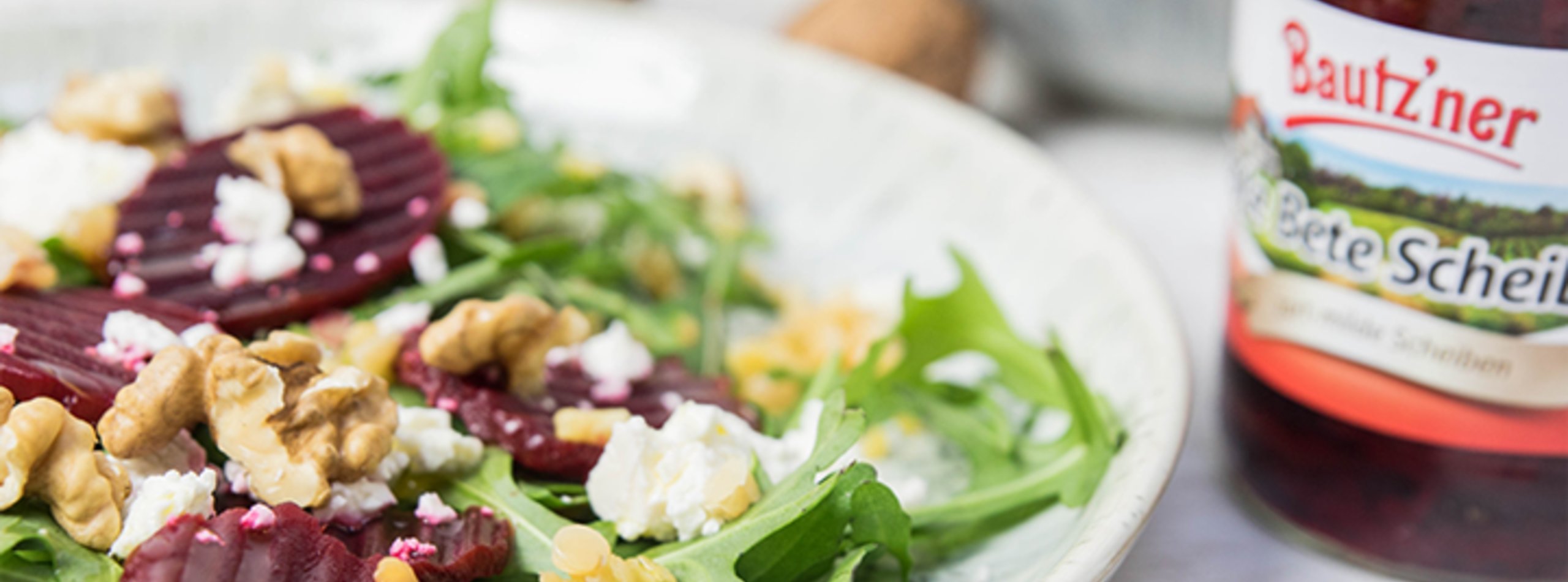 Salat mit Feta Walnüssen und Bautzner Rote Bete Scheiben